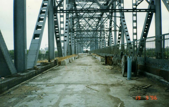Вид проезжей части моста.